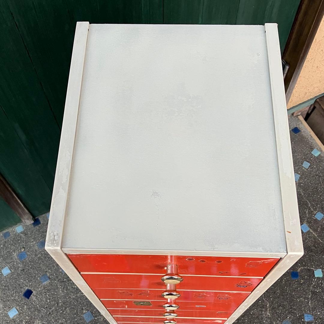 昭和レトロでスリムなチェスト はオレンジ色 中古家具 シールやその跡形あり