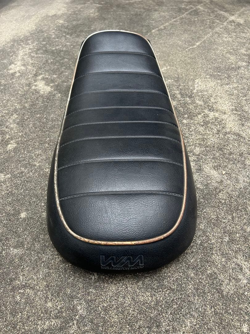 SR400 KWM バイクシート 黒 ストライプデザイン