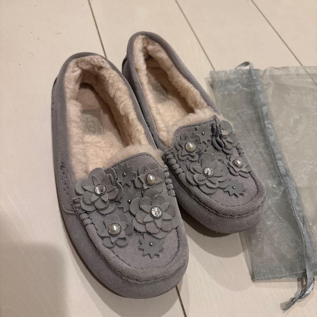 UGG グレー モカシン 花飾り付き