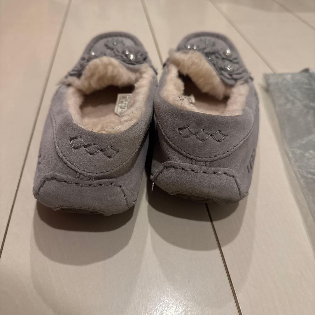 UGG グレー モカシン 花飾り付き
