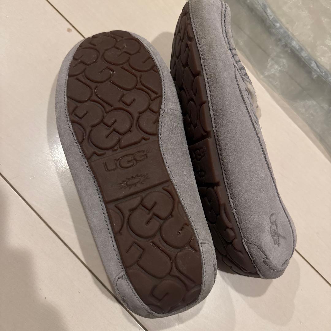 UGG グレー モカシン 花飾り付き