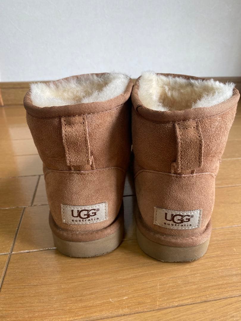 【ほぼ新品】UGG クラッシックミニ5854 W/CHE