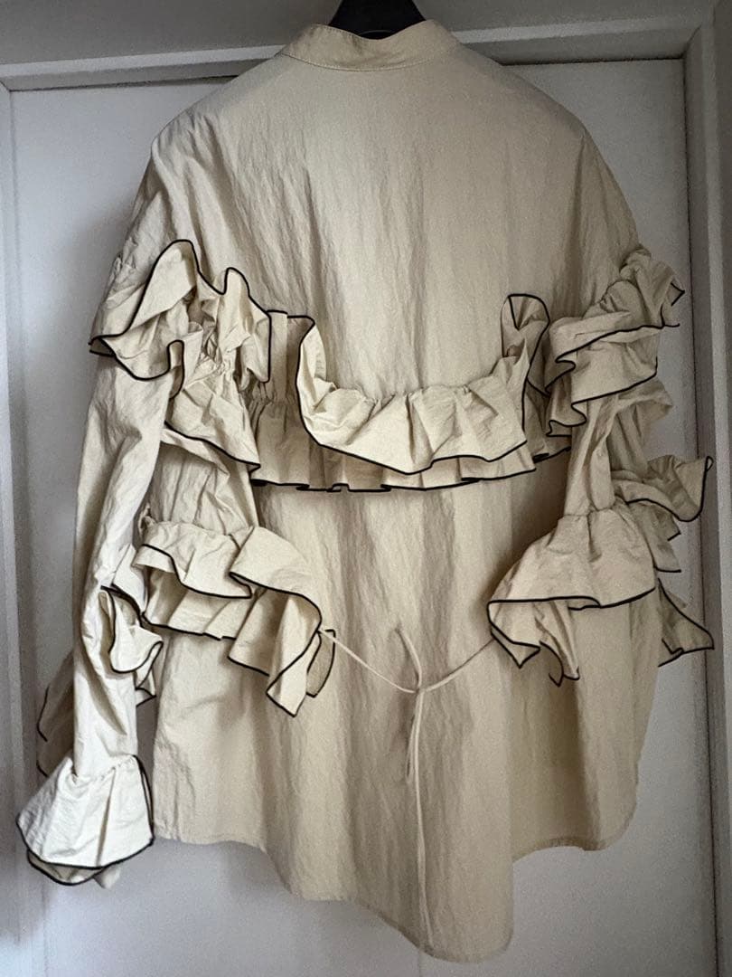 みー　FEELING FRILLS BLOUSE