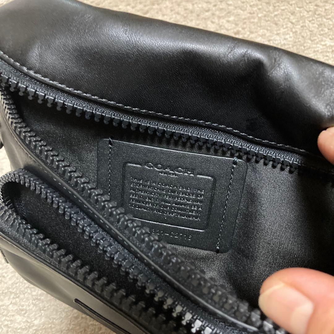 ①COACH ブラック ボディバッグ②TAKEO KIKUCHI ウエストポーチ