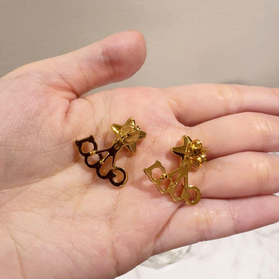 ぼ*ん様 超美品GUCCI スクリプトロゴ ピアス