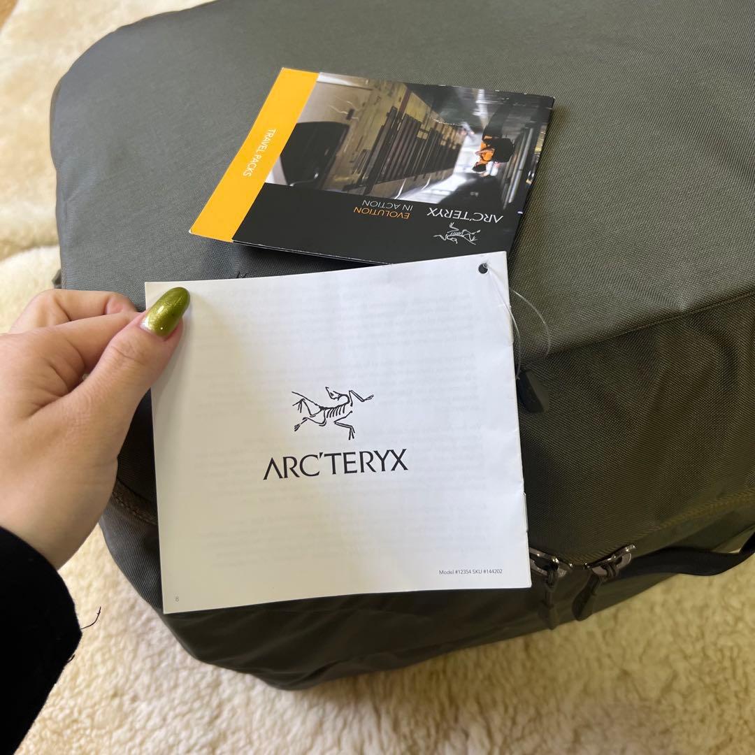 希少モデル新品タグ付き　ARC'TERYX バッグ カーキ　コンバートケース