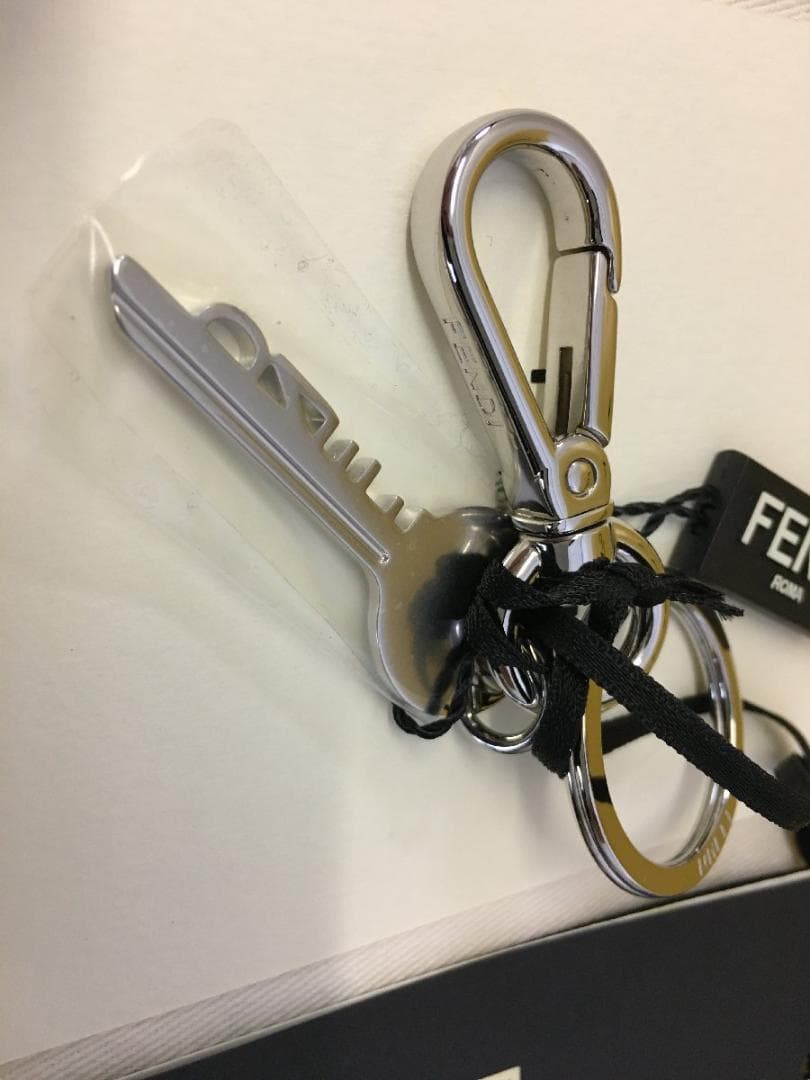 FENDI フェンディ 2025購入 新品 キー 鍵型 メタル キーホルダー