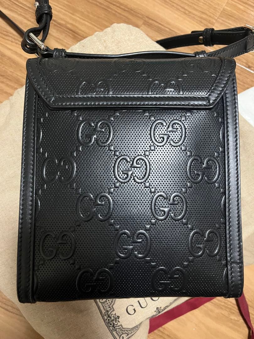 GUCCI メッセンジャーバッグ GGエンボス レザー ブラック
