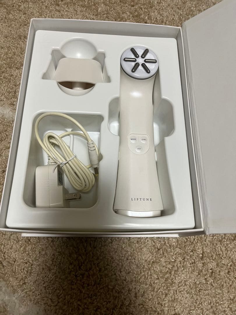 LIFTUNE 美顔器　ホワイト　箱・充電器・スタンド付き