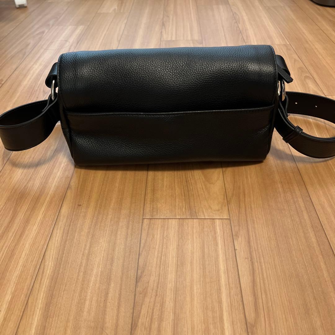 黒 レザー ボディバッグ ジッパーポケット付き