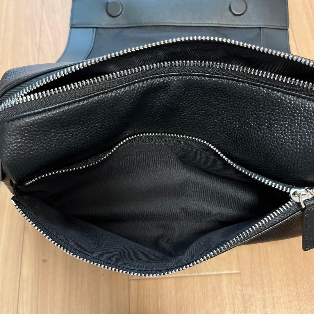 黒 レザー ボディバッグ ジッパーポケット付き