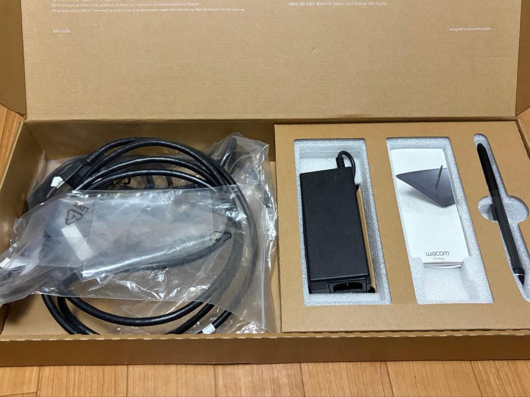 液タブ・ペンタブ Wacom Cintiq 22 (DTK2260K0D)