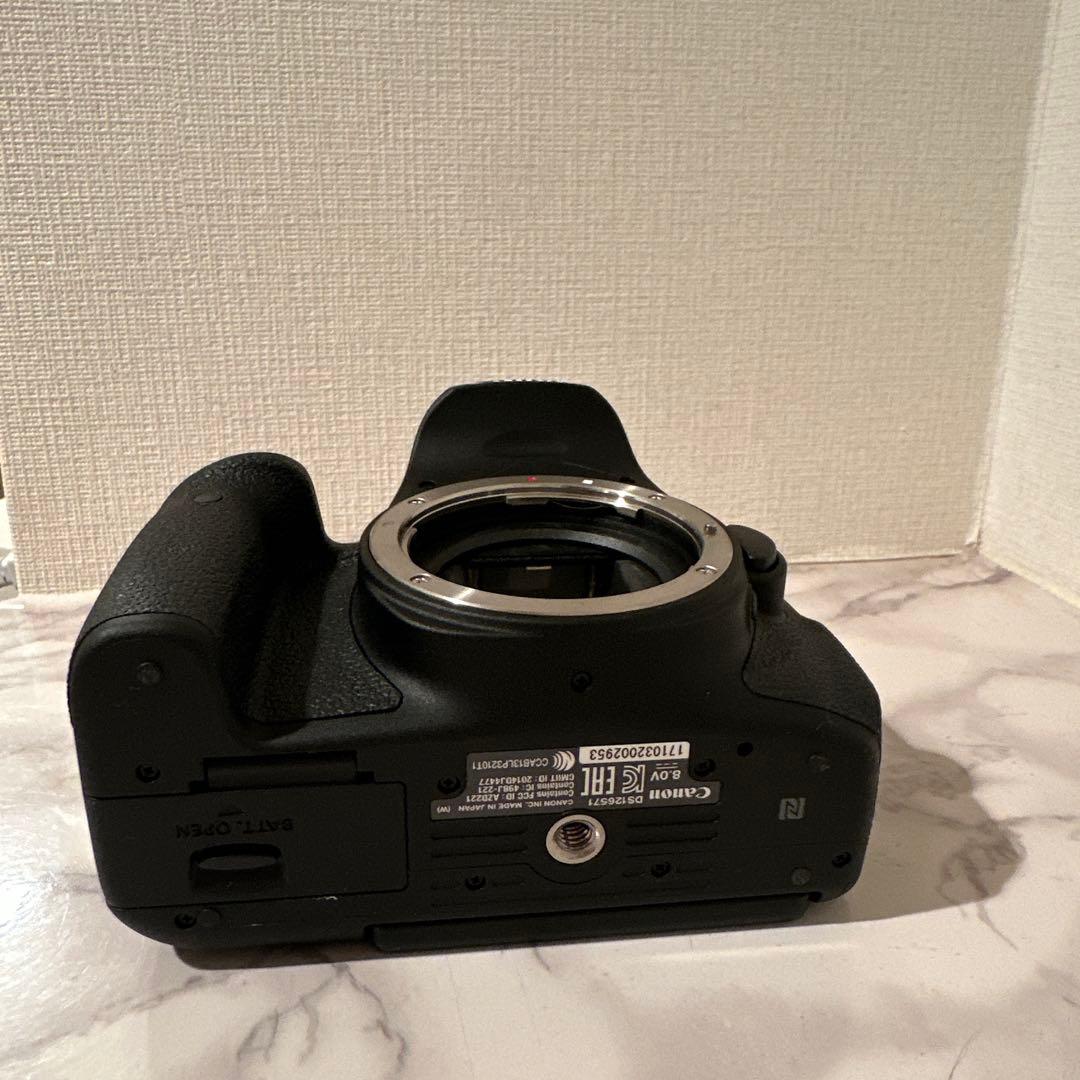 Canon EOS Kiss X8i ダブルズームキット 一眼レフカメラ