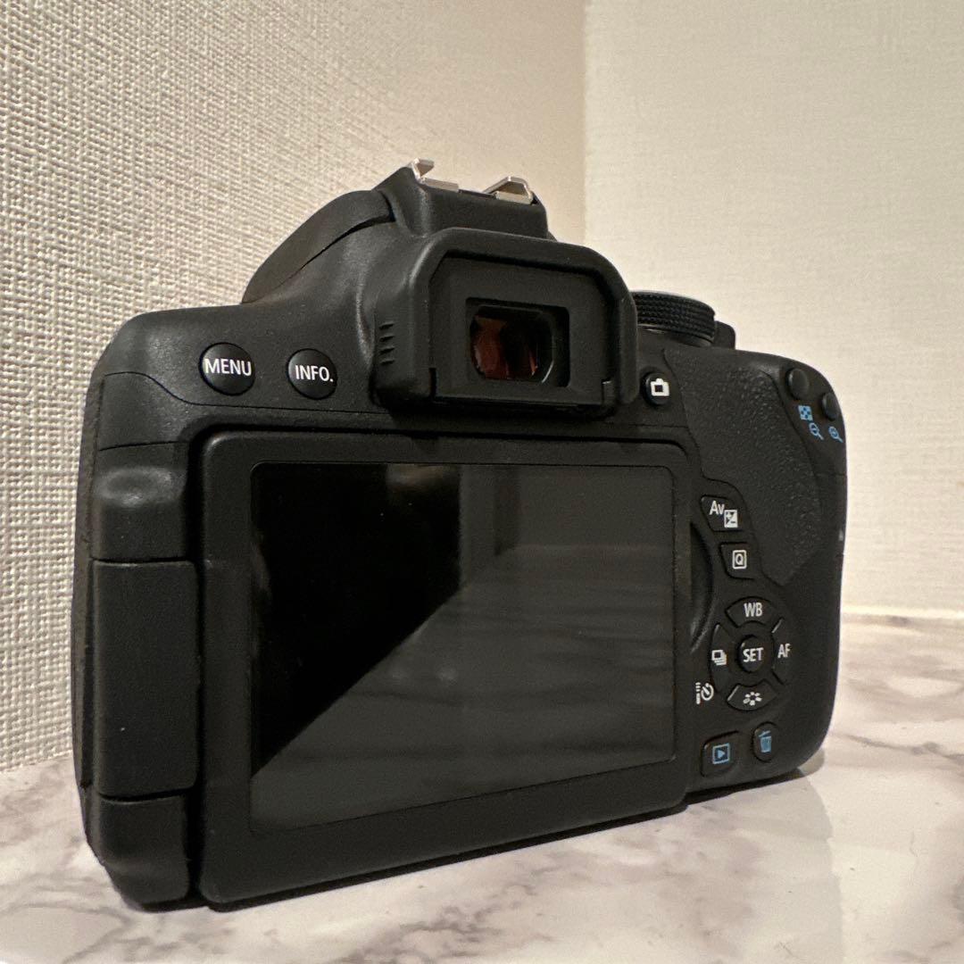 Canon EOS Kiss X8i ダブルズームキット 一眼レフカメラ