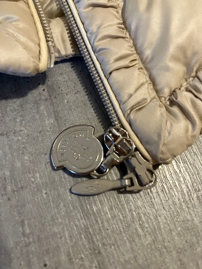 Moncler モンクレール　フリルギャザーノーカラーライトダウンジャケット