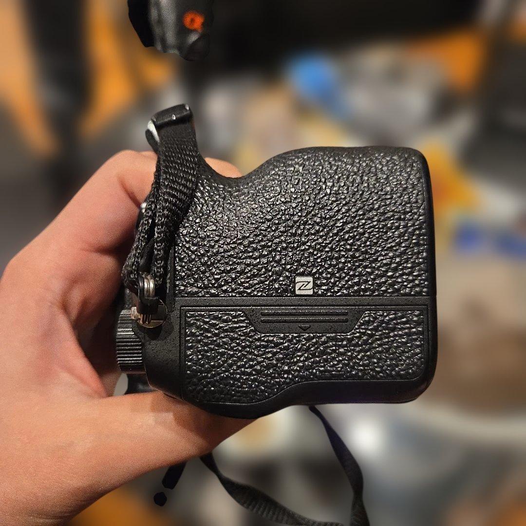 (良品) ILCE-9M2 α9Ⅱボディ 斜め掛けストラップ&カメラカバー付