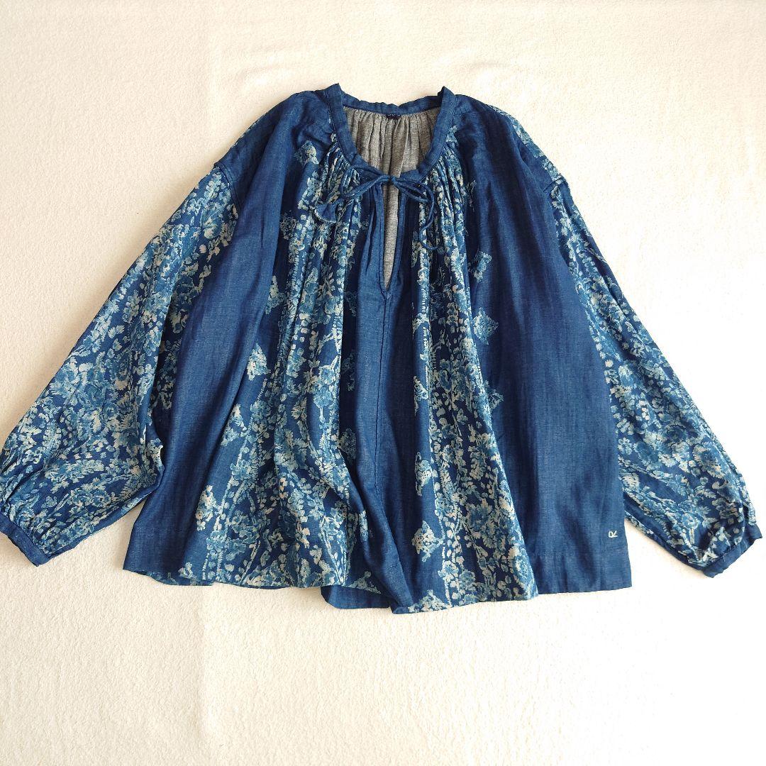 45R 二重織抜染プリントのギャザーブラウス（インディゴ） 45rpm