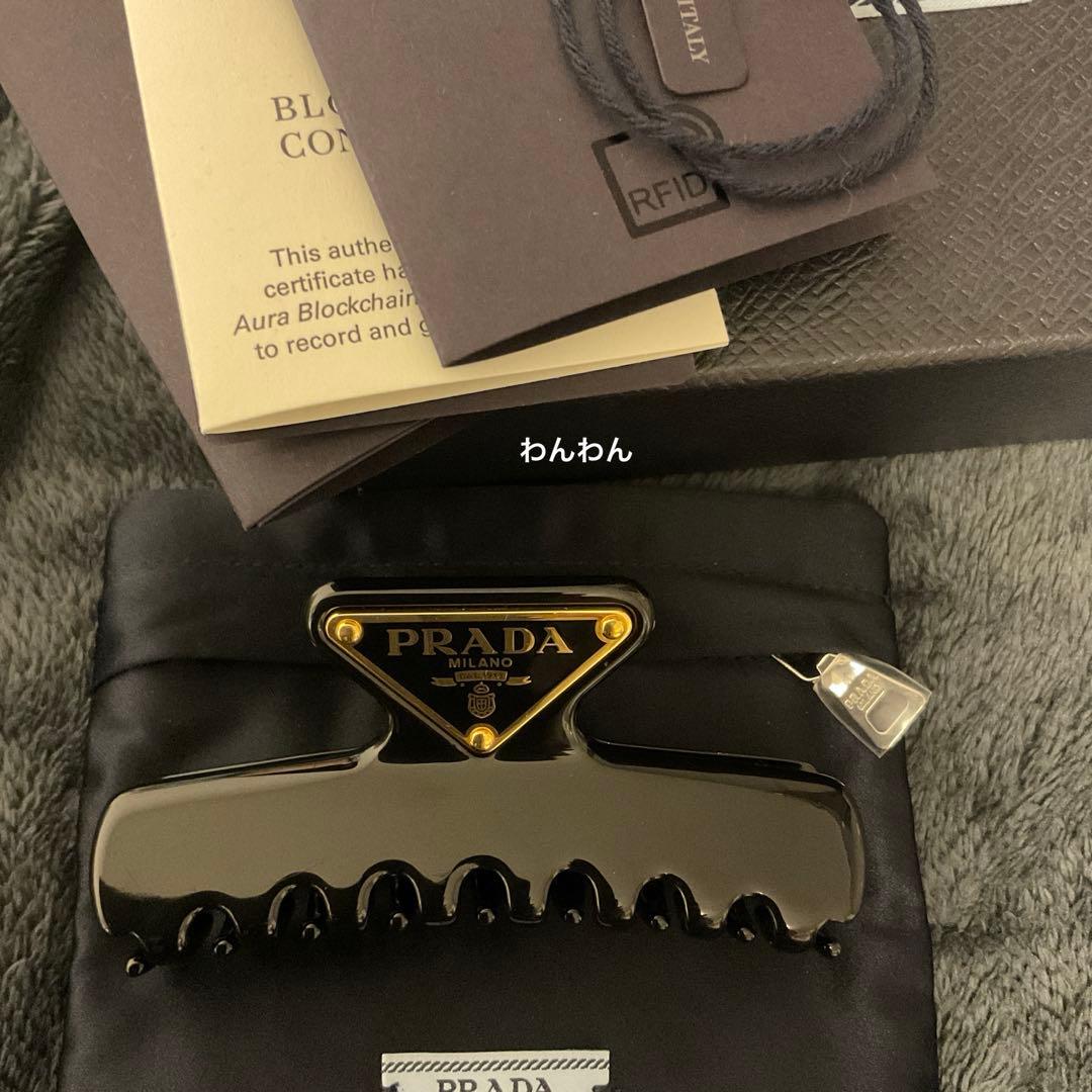 PRADA ヘアクリップ 黒