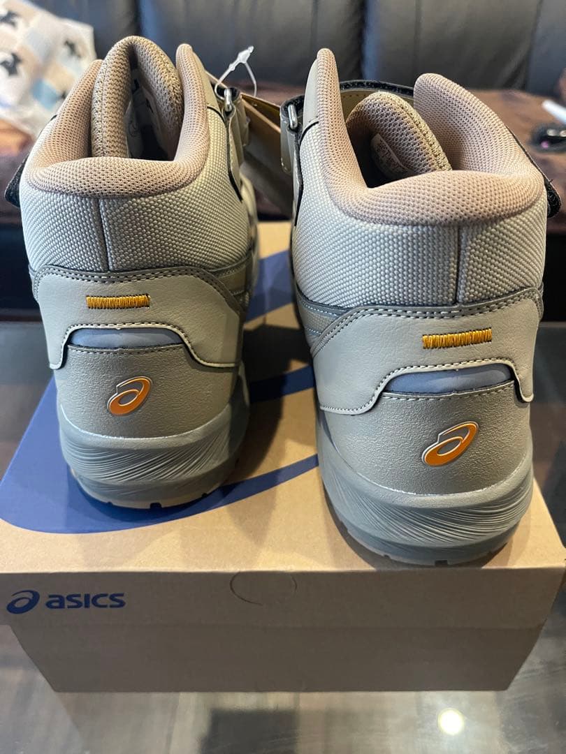 限定色　ASICS WINJOB CP216 TOUGH 27.0 ベージュ