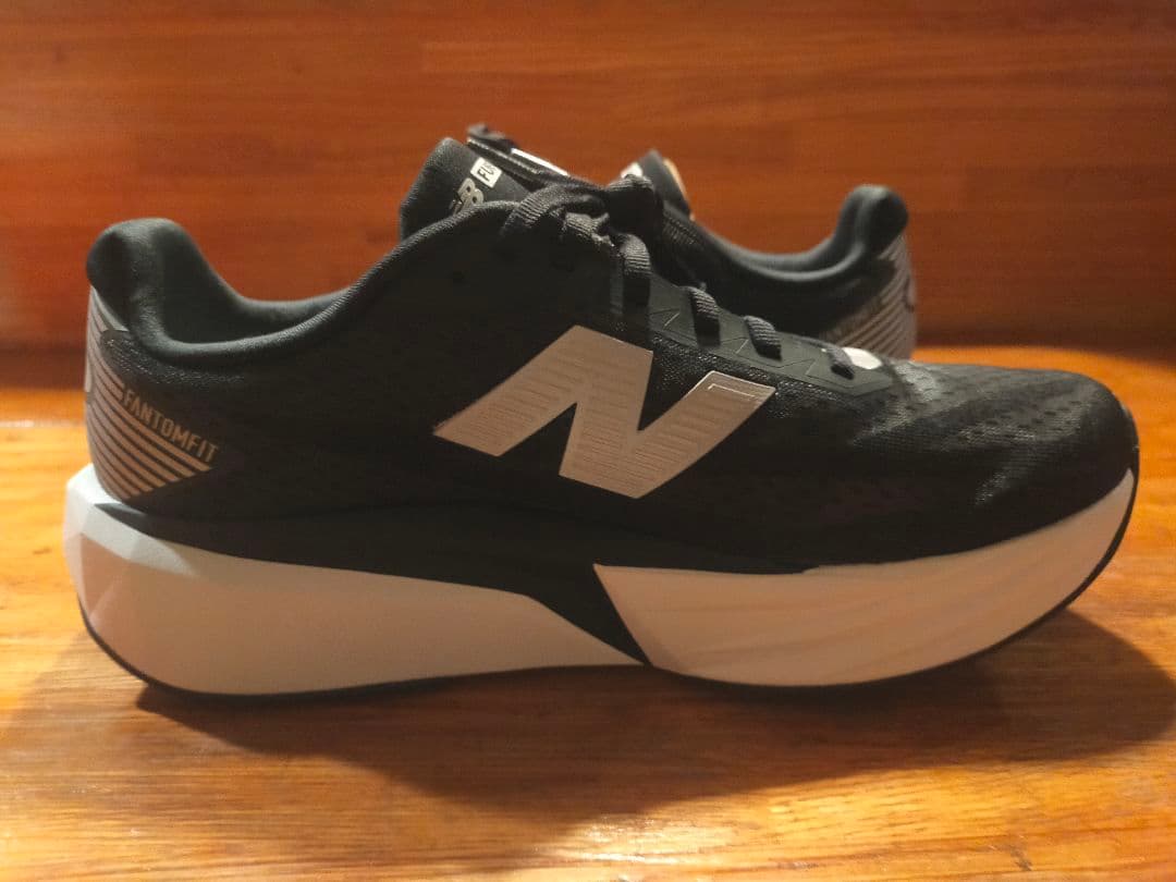 ニューバランスFuelCell Rebel v5 26.5cm 2E足入れのみ