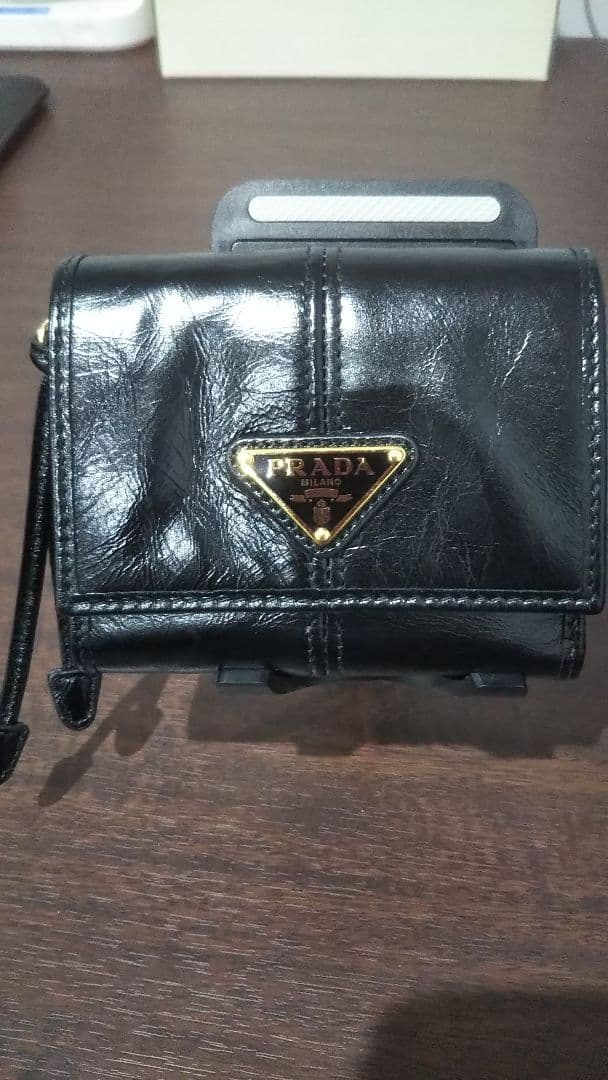【美品】PRADA ソフトルックスレザートライアングルコンパクトウォレット