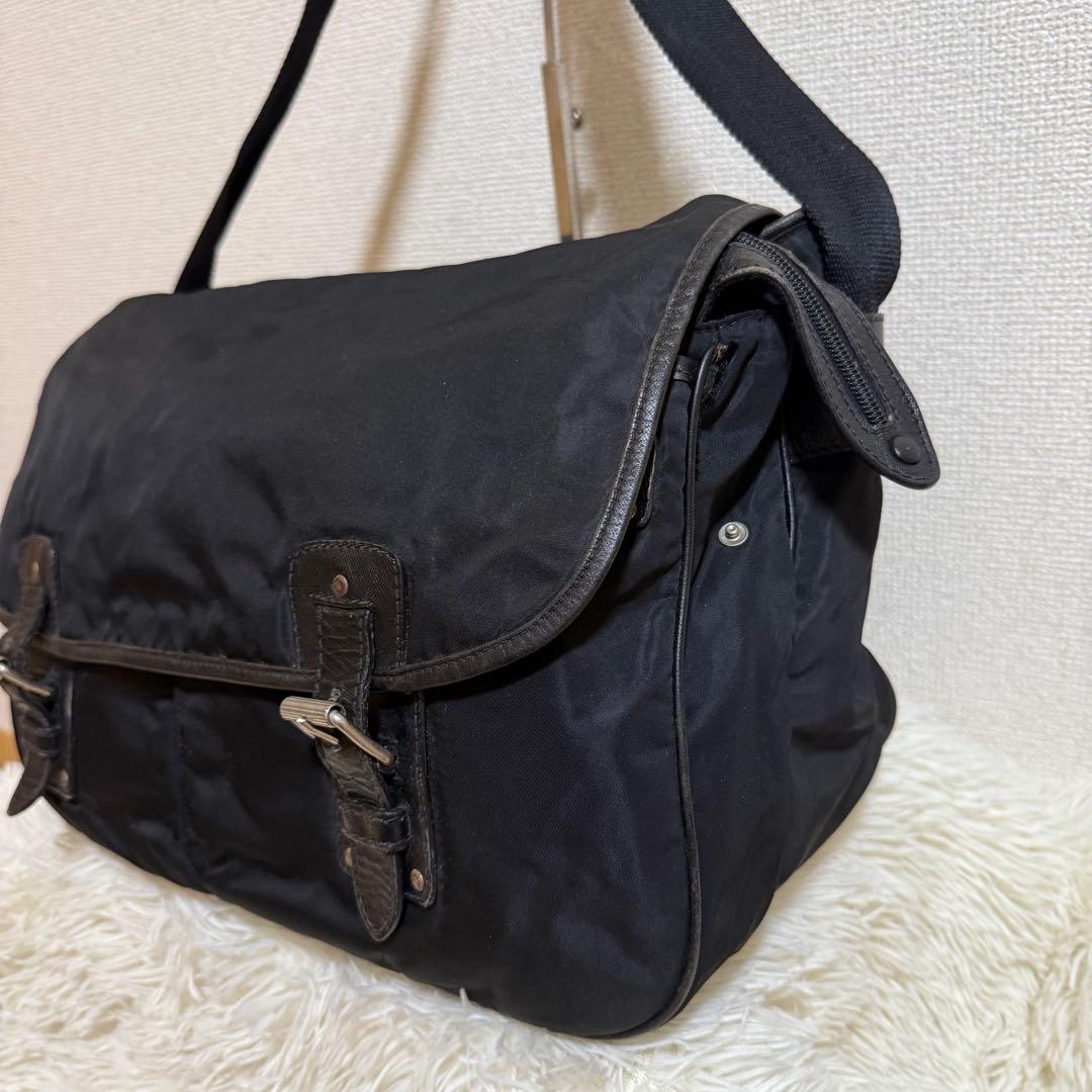 【訳あり】PRADA　プラダ　メッセンジャー　ブラック　ナイロン　三角プレート