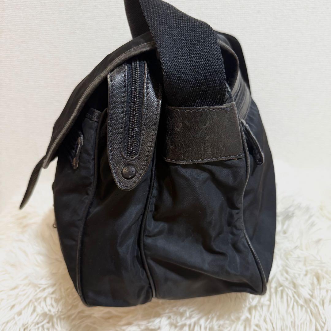 【訳あり】PRADA　プラダ　メッセンジャー　ブラック　ナイロン　三角プレート