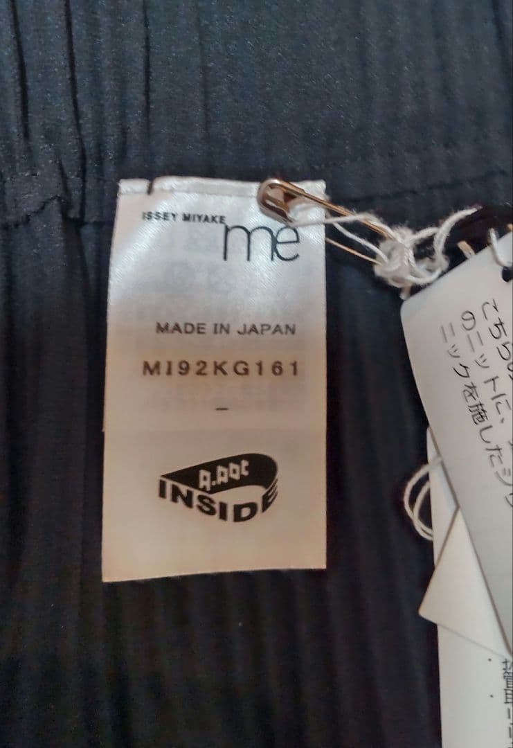 me ISSEY MIYAKE＊黒のプリーツひざ丈スカート