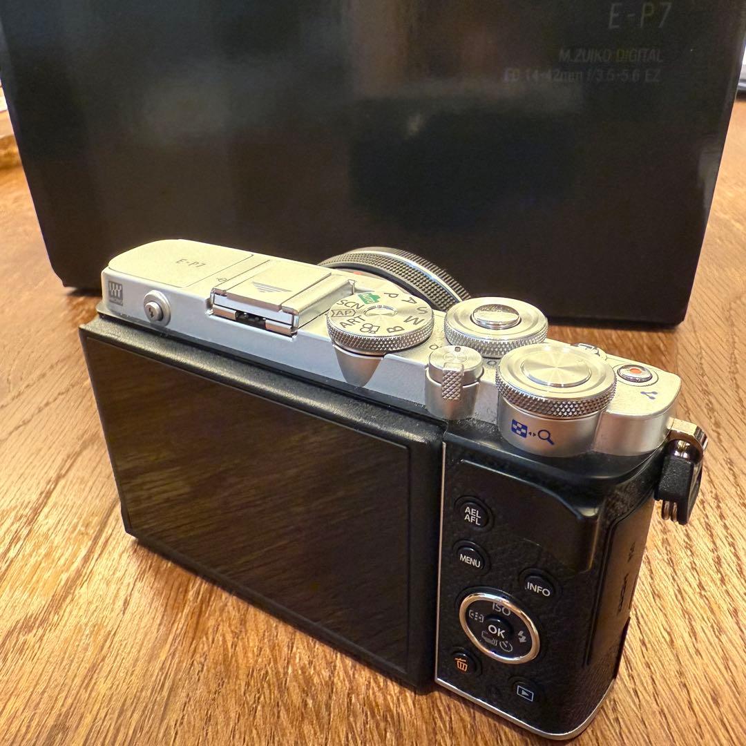 ショット数3713枚【ほぼ新品】OLYMPUS PEN E-P7 ボディシルバー