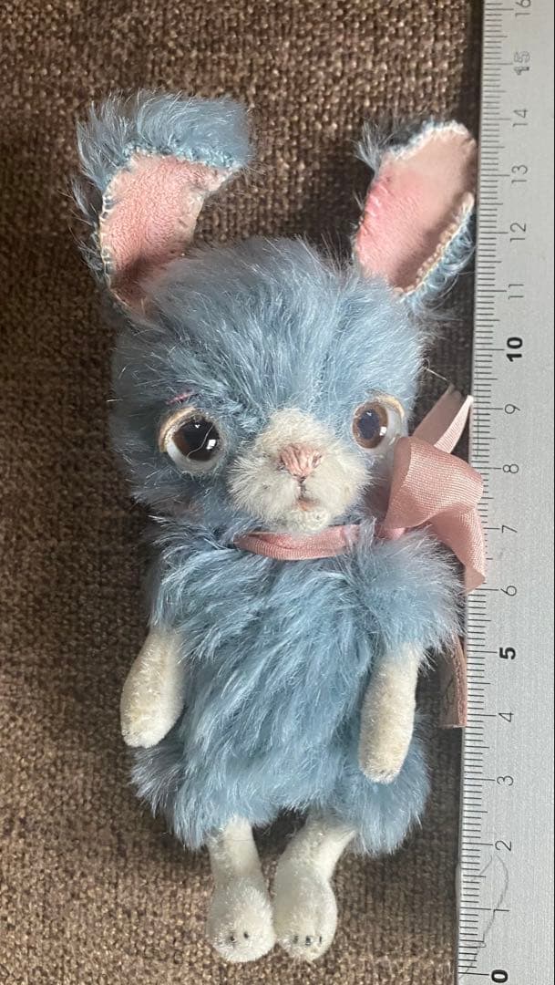 【人気ぬいぐるみ作家haco_decoさん】ピンクのリボンをした水色のうさぎさん