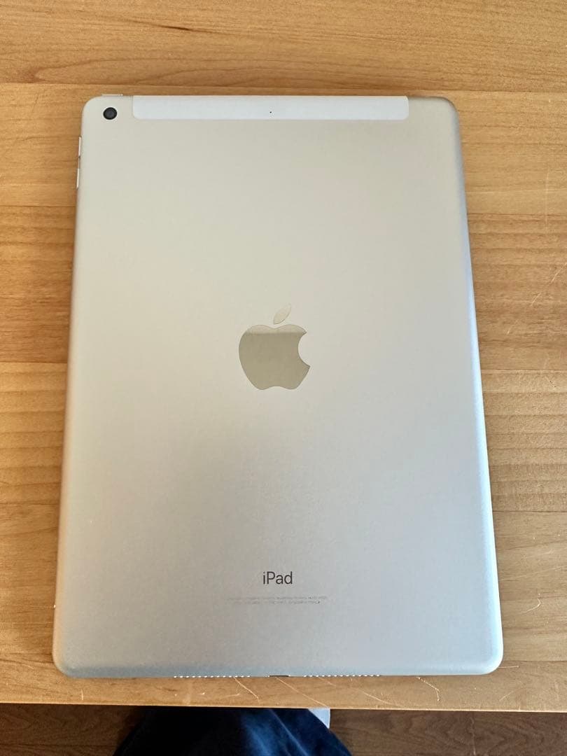 Apple iPad 第5世代 32GB Wi-Fi・Cellular シルバー