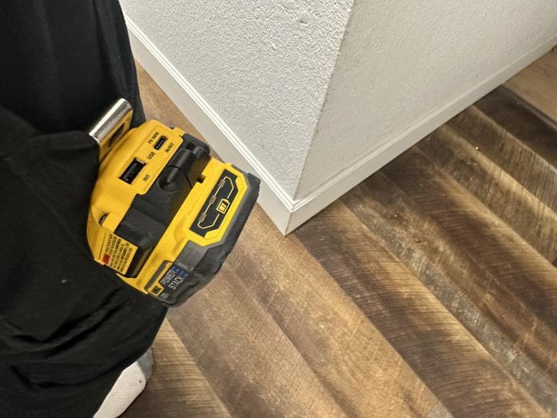 残り一個【メーカー純正品】Dewalt 100W高速充電 USBモバイルバッテリ