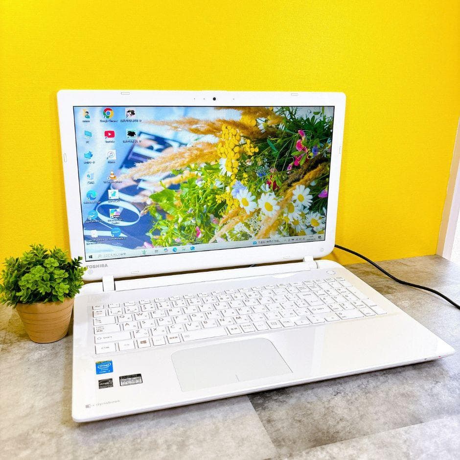 ほぼ美品❣新品SSDでサクサク快適✨動作良好♪カメラ付き 薄型ノートパソコン 白