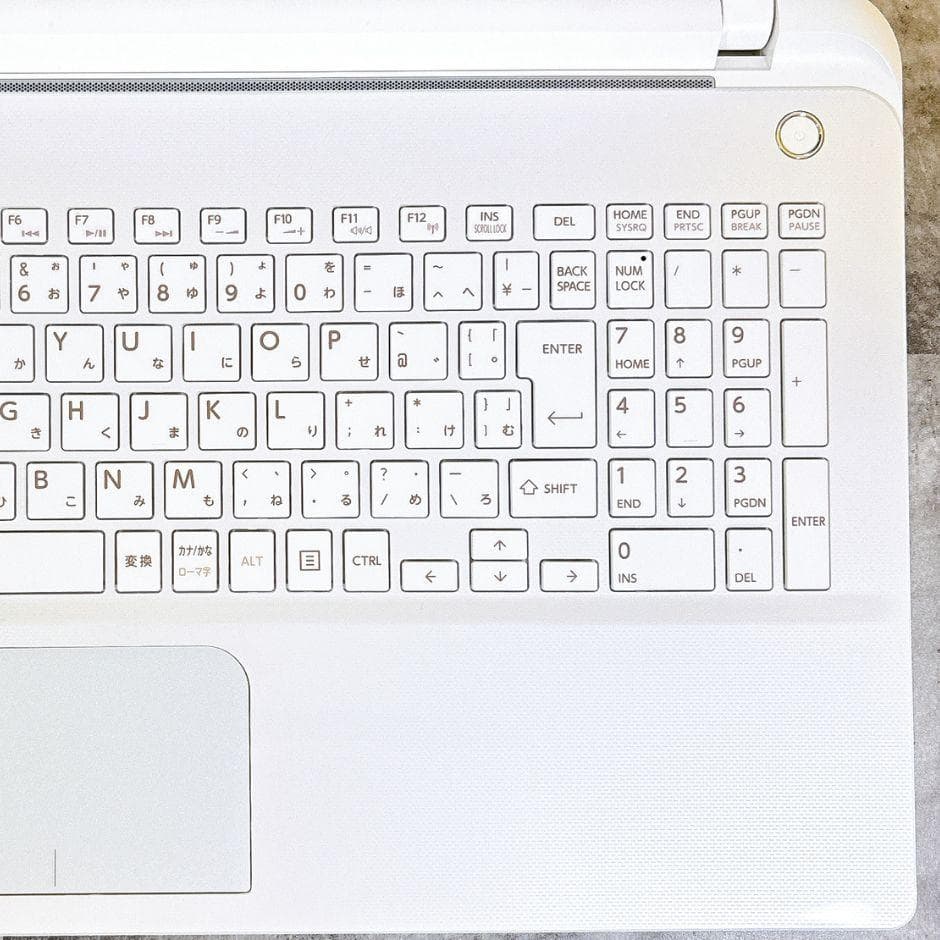 ほぼ美品❣新品SSDでサクサク快適✨動作良好♪カメラ付き 薄型ノートパソコン 白