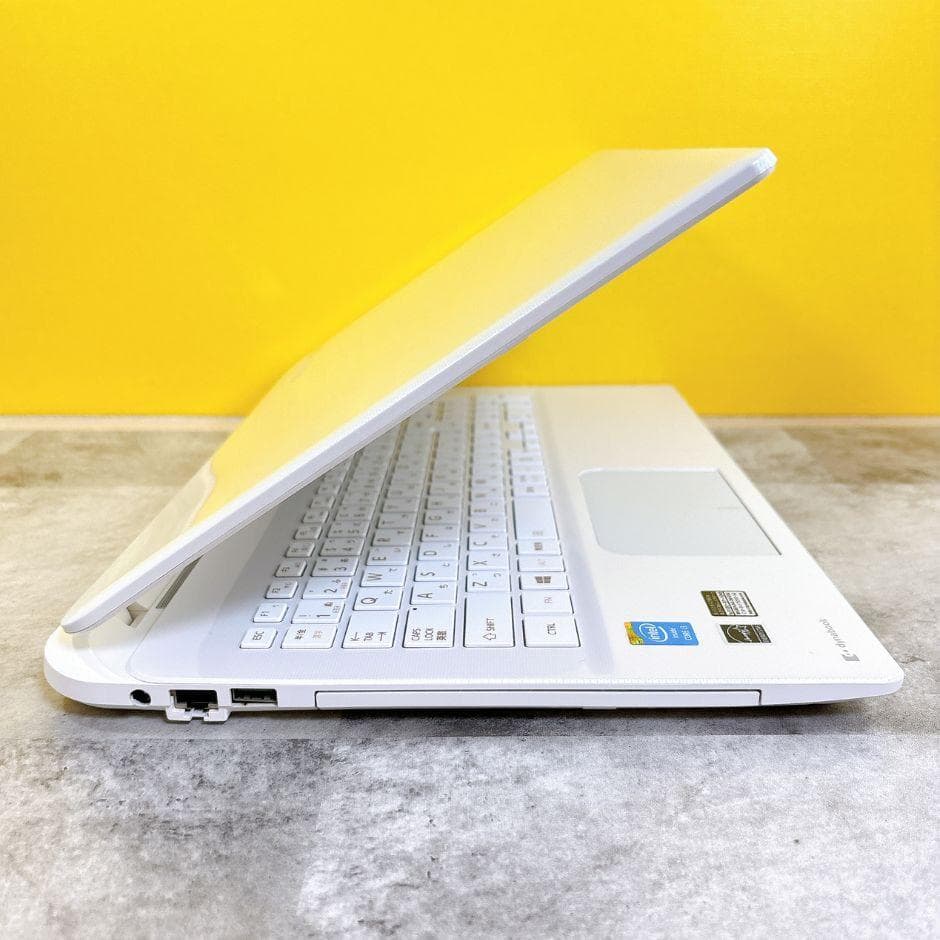 ほぼ美品❣新品SSDでサクサク快適✨動作良好♪カメラ付き 薄型ノートパソコン 白