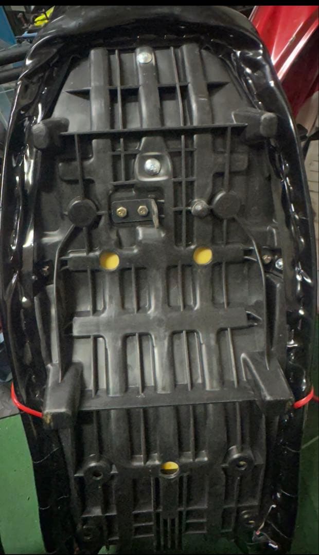 あさとさん専用‼️ xjr400r後期　三段シート エナメル赤黒60cm