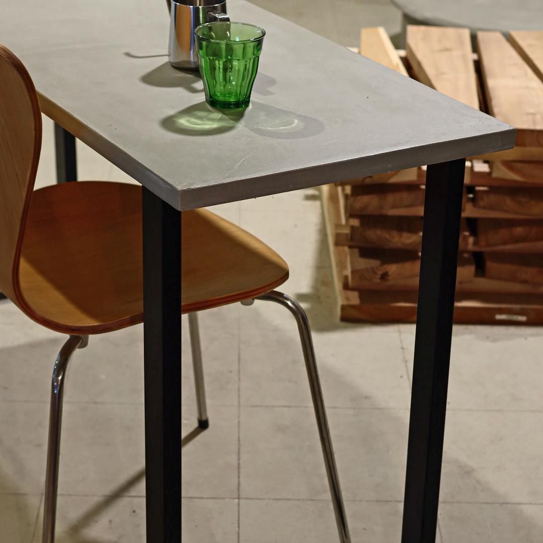 カウンターデスク｜横幅140cm｜ライトグレー｜薄塗りモルタル｜四角脚