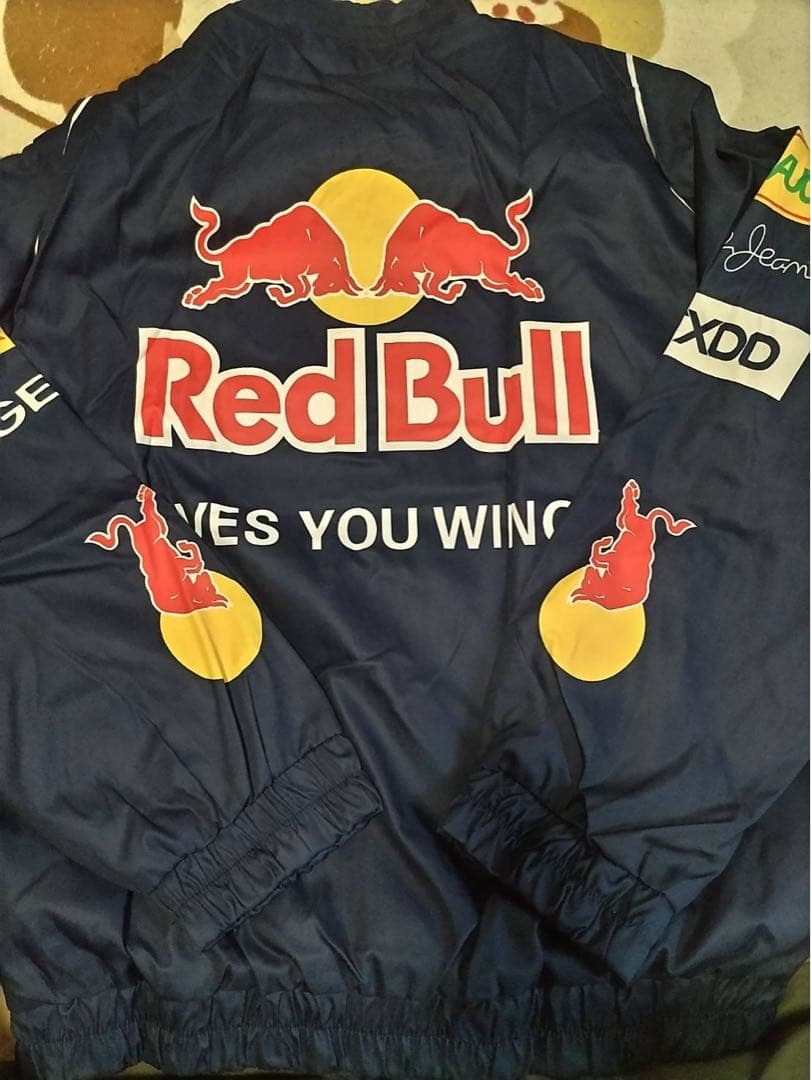 REDBULL 刺繍ロゴ入りデザインジャンパー　新品未使用品　￼厚手　XLサイズ