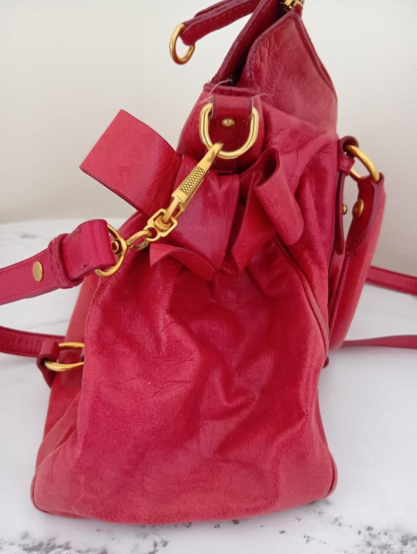 miu miu 赤 レザーハンドバッグ