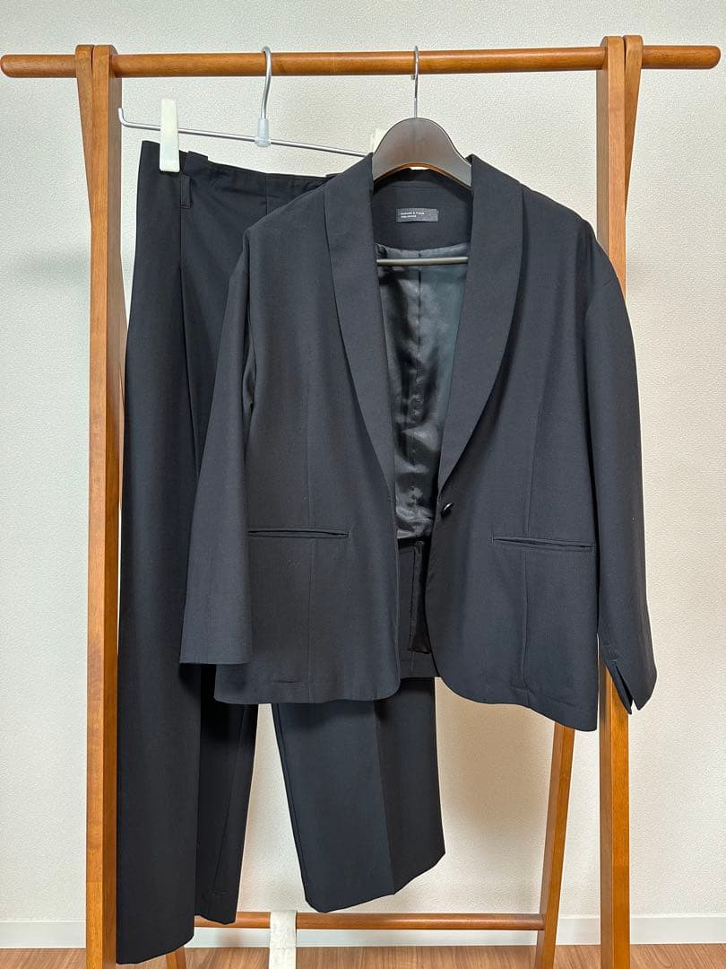 「自分らしく、凛としたい」ショールカラーのオフィスジャケット（セットアップ）