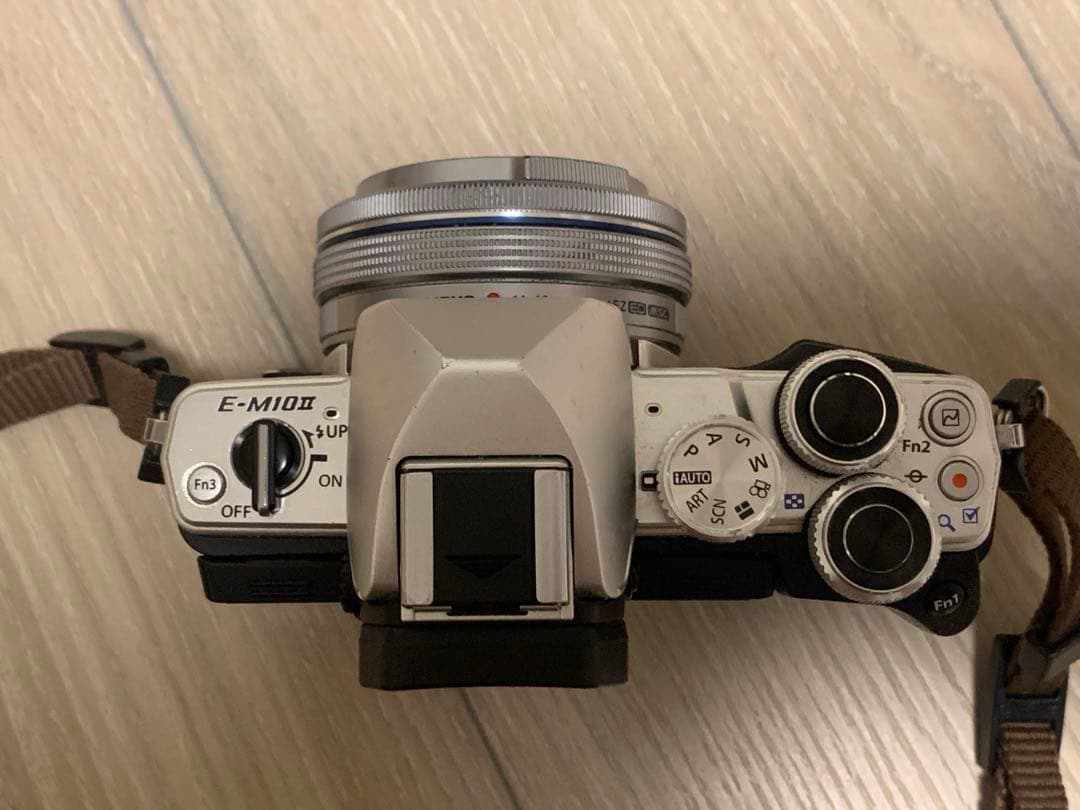 Olympus OM-D ミラーレスカメラ 本体とレンズ2本