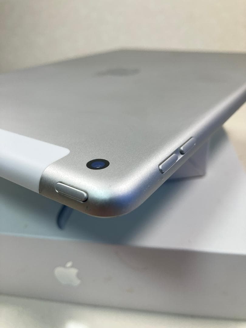 iPad 7世代　32GB シルバー　セルラー カバーガラス付