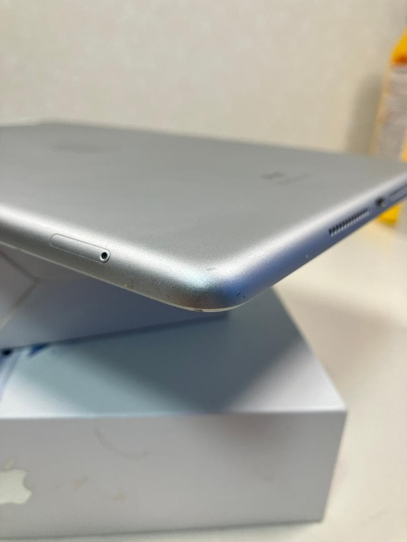 iPad 7世代　32GB シルバー　セルラー カバーガラス付