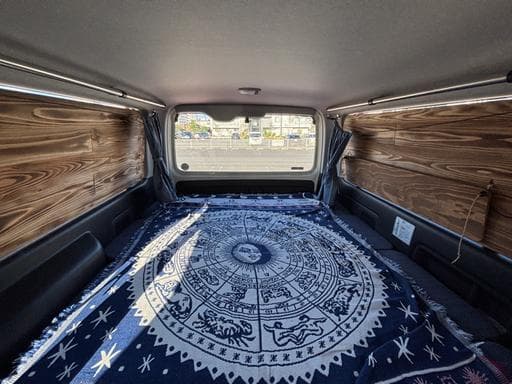 ハイエース　天然木目のウインドウパネル　車中泊　バンライフ　VANLIFE