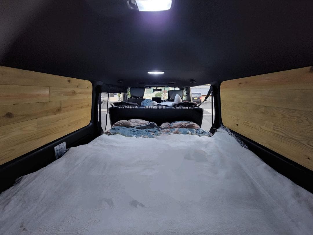 ハイエース　天然木目のウインドウパネル　車中泊　バンライフ　VANLIFE