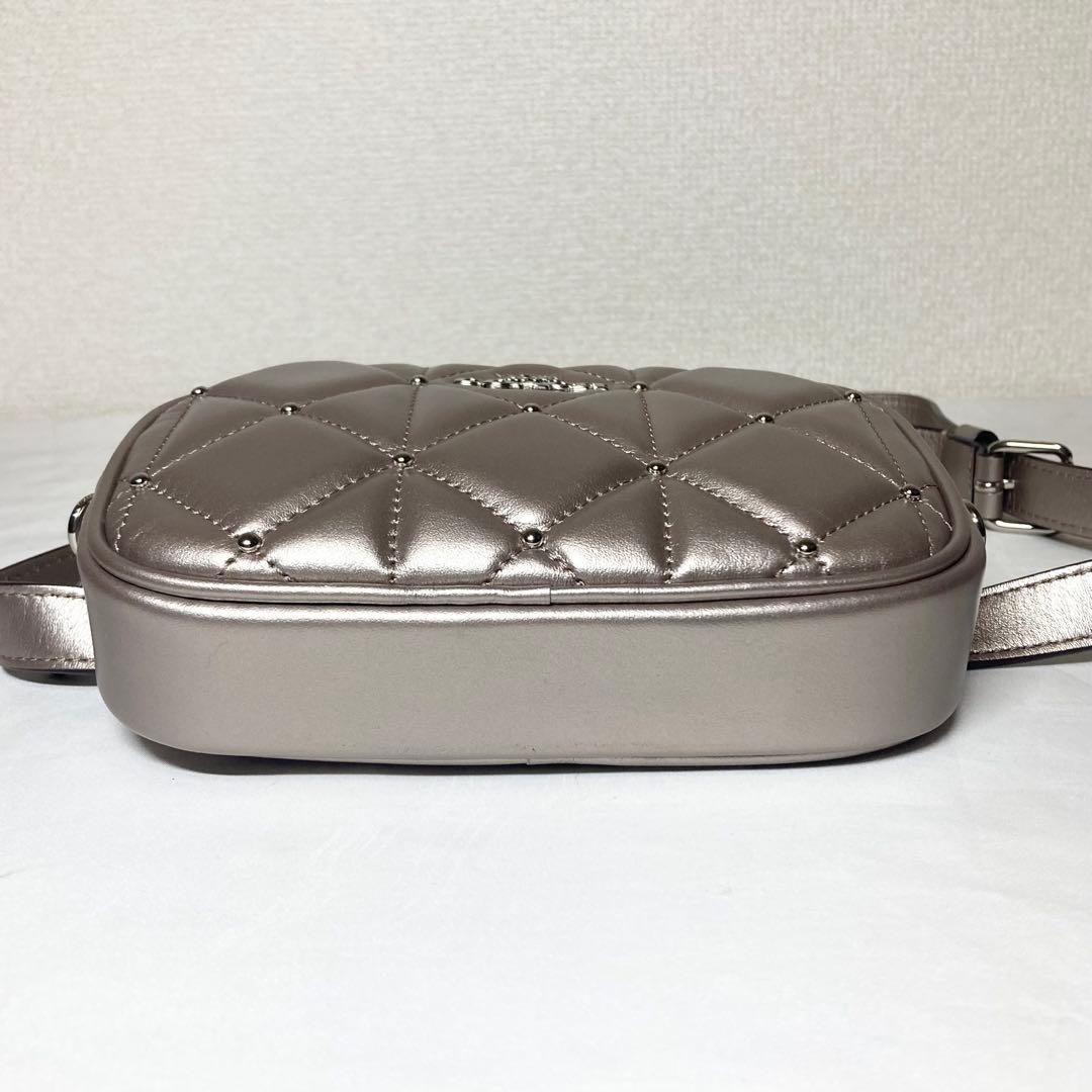 極美品　コーチ　ウエストバッグ　3way メタリック　キルティング　スタッズ