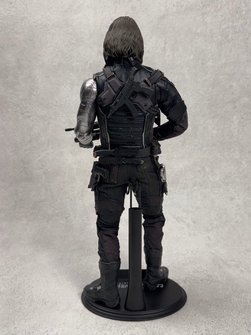 ス*】様 ウィンターソルジャー バッキー 1/6 フィギュア ホットトイズ