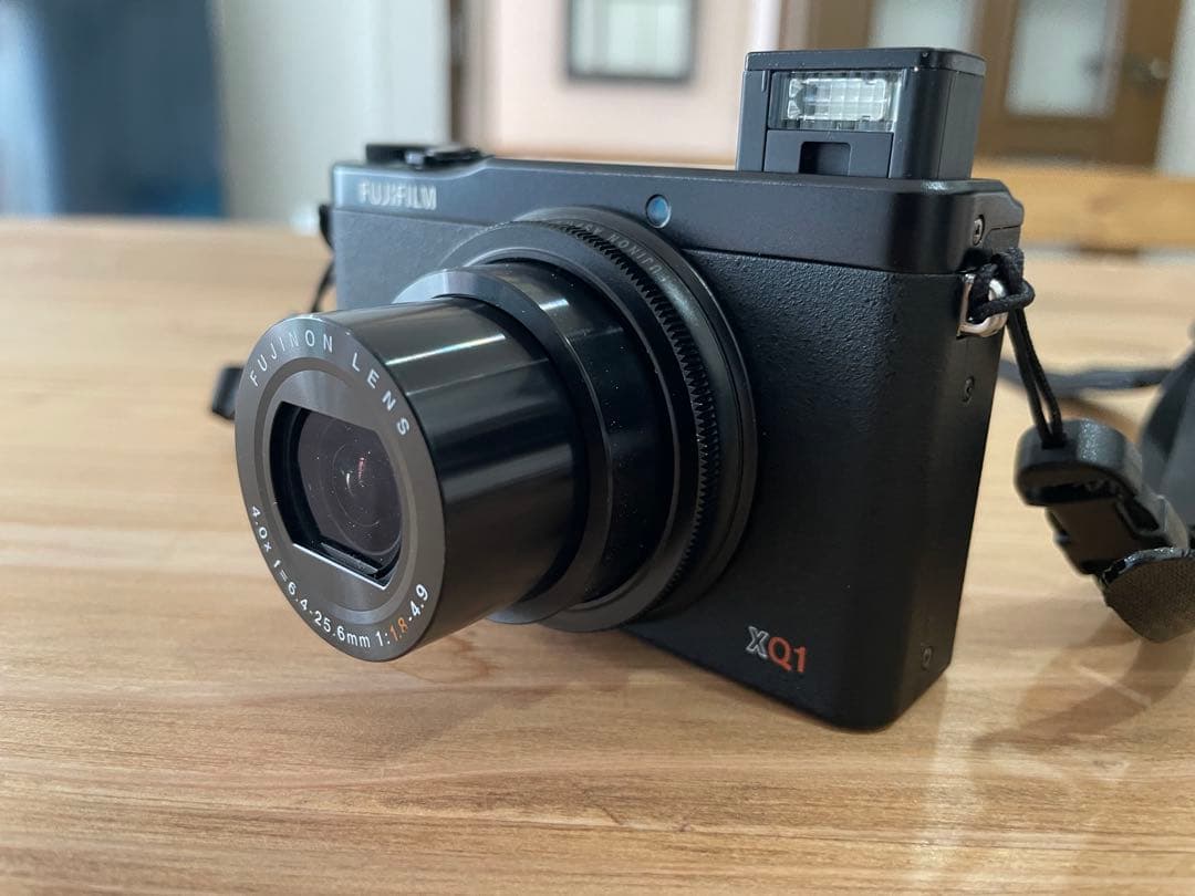 【完動、美品】FUJIFILM XQ1 コンパクトデジタルカメラ