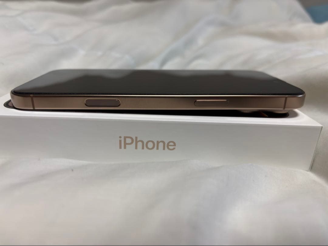 iOS18.7 iPhone 16 Pro Max 256 デザートチタニウム