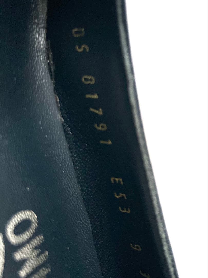 新品未使用Ferragamo 9フェラガモ濃紺 25〜25.5 ヒール5㎝